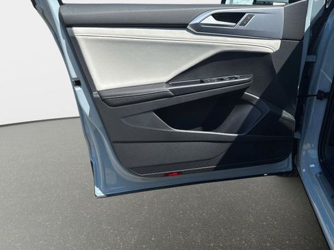 New 2025 Volkswagen Taos SE image 18