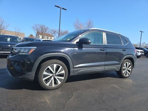 Used 2023 Volkswagen Taos SE image 1