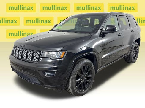 Used 2020 Jeep Grand Cherokee Altitude AWD/4WD image 14