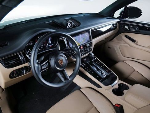 Certified 2025 Porsche Macan AWD/4WD image 20