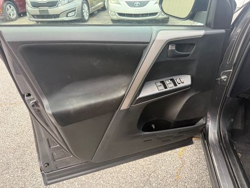 Used 2018 Toyota RAV4 LE FWD image 12