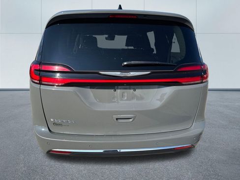 Used 2023 Chrysler Pacifica Touring-L image 5
