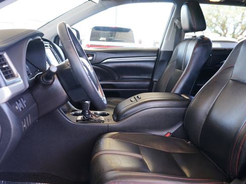 Used 2019 Toyota Highlander SE w/ Nightshade Edition FWD image 22