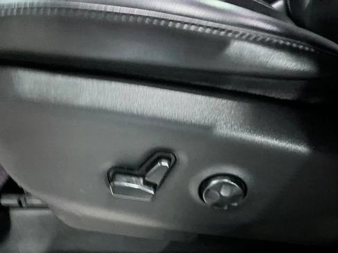 Used 2023 Chrysler Pacifica Touring-L FWD image 25