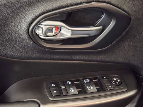 Used 2019 Jeep Cherokee Latitude Plus image 25