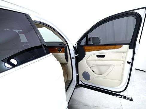 Used 2023 Bentley Bentayga Plug-In Hybrid AWD/4WD image 27