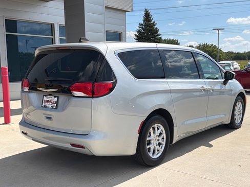 Used 2023 Chrysler Voyager LX FWD image 8