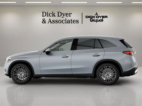 Used 2025 Mercedes-Benz GLC 300 4MATIC image 22