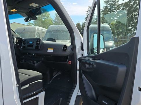 Used 2025 Mercedes-Benz Sprinter 2500 image 10