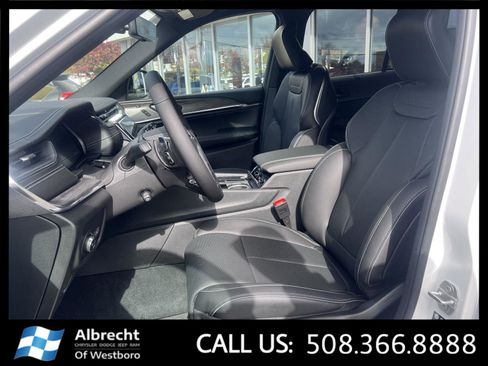 New 2025 Jeep Grand Cherokee Overland w/ Luxury Tech Group IV image 11