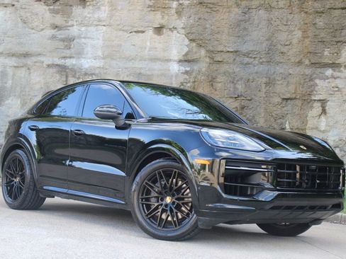 Used 2025 Porsche Cayenne Coupe AWD/4WD image 3