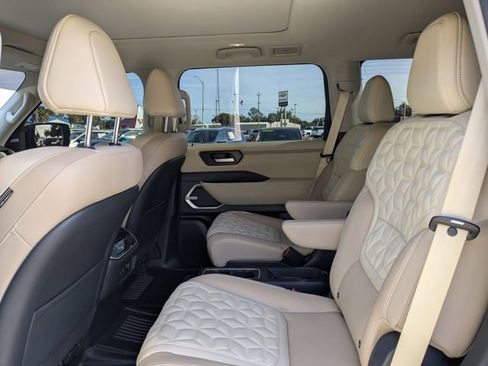 Used 2025 Nissan Armada Platinum w/ Convenience Package image 15