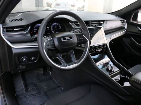 Used 2024 Jeep Grand Cherokee Laredo RWD image 16