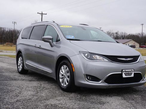 Used 2018 Chrysler Pacifica Touring-L w/ Premium Audio Group image 4
