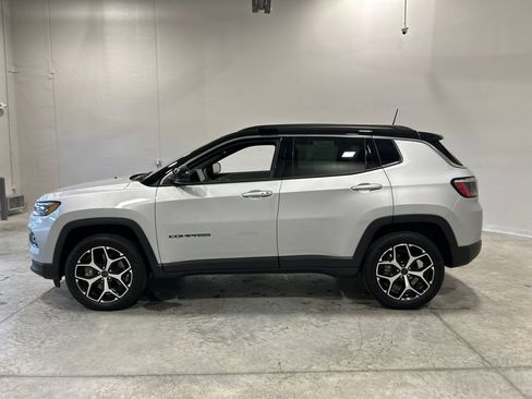 Used 2025 Jeep Compass Limited AWD/4WD image 9