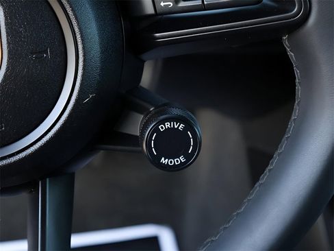 Used 2025 Porsche Cayenne w/ Premium Package image 30