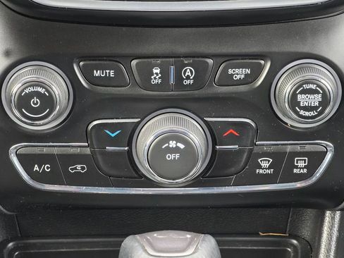 Used 2019 Jeep Cherokee Latitude Plus image 14