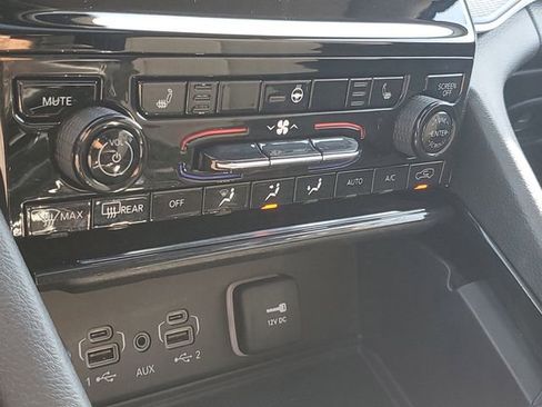 Used 2023 Jeep Grand Cherokee Laredo w/ Luxury Tech Group I AWD/4WD image 28
