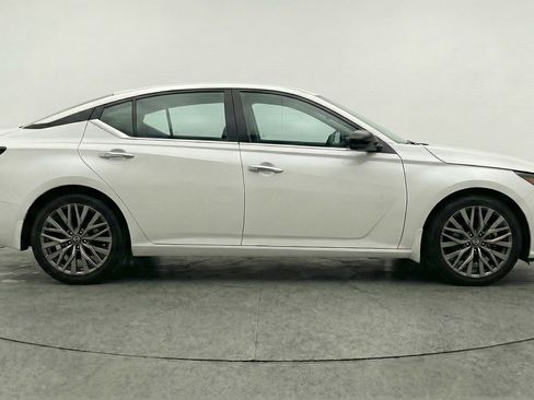 Used 2025 Nissan Altima 2.5 SV FWD image 11