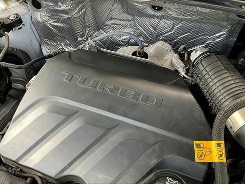 Used 2024 Chevrolet Trax RS w/ Sunroof Package FWD image 34