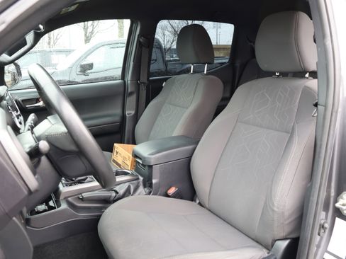 Used 2017 Toyota Tacoma TRD Sport image 32