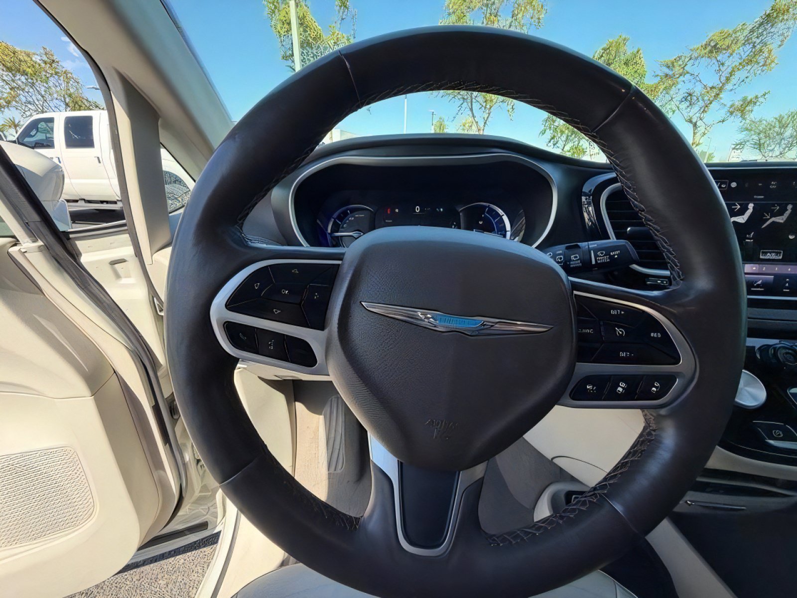 Used 2021 Chrysler Pacifica Touring-L w/ Uconnect Theater Family Group FWD image 24