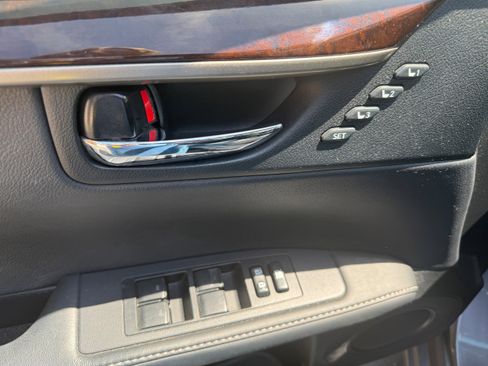 Used 2013 Lexus ES 350 w/ Luxury Pkg FWD image 2