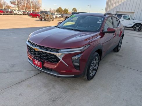 Used 2025 Chevrolet Trax LT w/ LT Convenience Package image 33