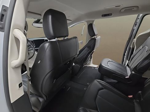 Used 2024 Chrysler Pacifica Touring-L image 14