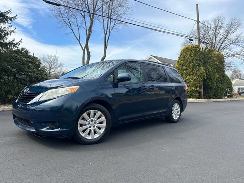 Used 2012 Toyota Sienna LE image 4