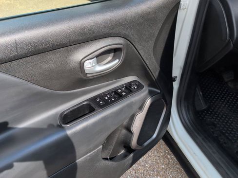 Used 2023 Jeep Renegade Latitude AWD/4WD image 12