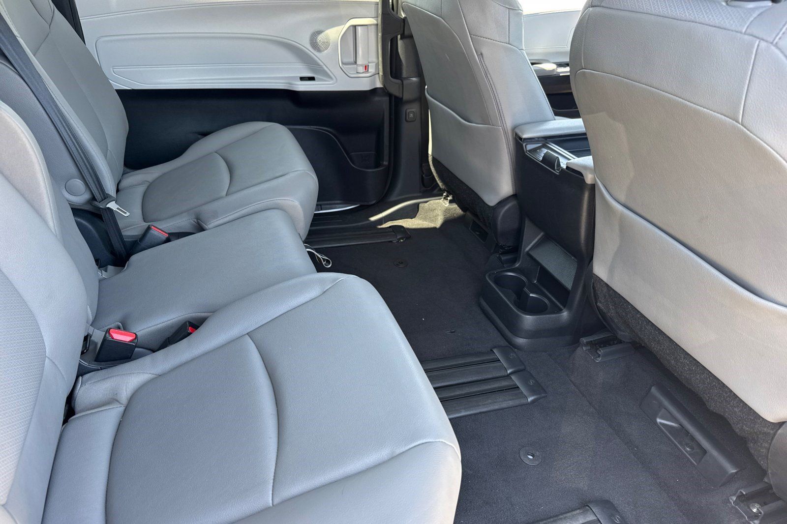 Used 2026 Toyota Sienna XLE FWD image 31