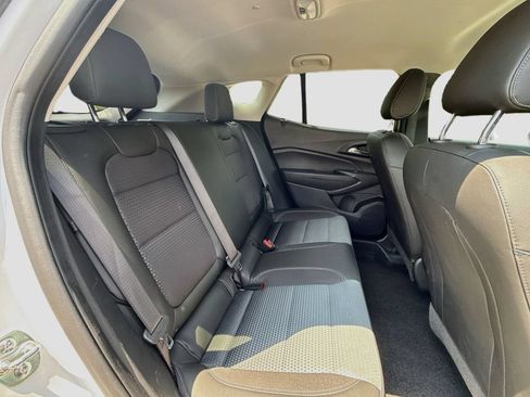 Used 2025 Chevrolet Trax LT w/ LT Convenience Package FWD image 29