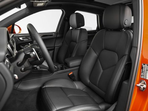 Certified 2025 Porsche Macan AWD/4WD image 5
