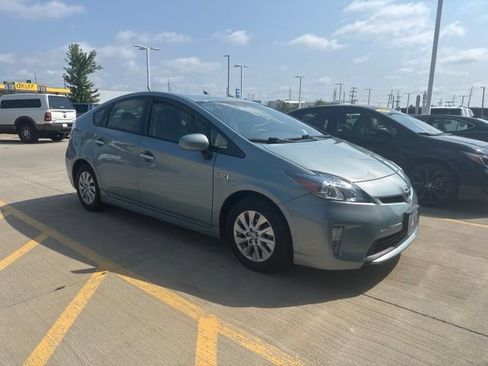 Used 2015 Toyota Prius Prime Plug-In Hybrid FWD image 2
