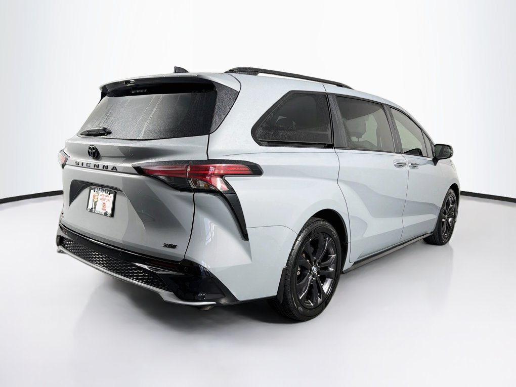 Used 2025 Toyota Sienna XSE w/ XSE Plus Package FWD image 10