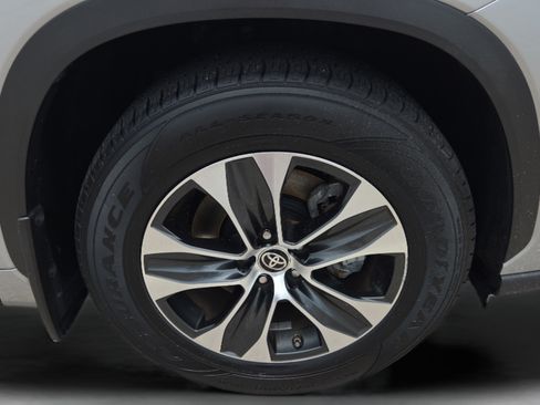 Used 2020 Toyota Highlander XLE AWD/4WD image 33