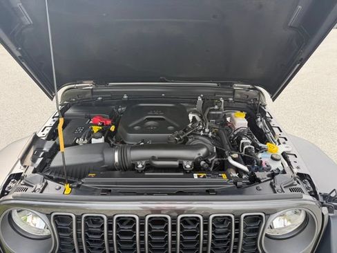 Used 2025 Jeep Wrangler Sport AWD/4WD image 19