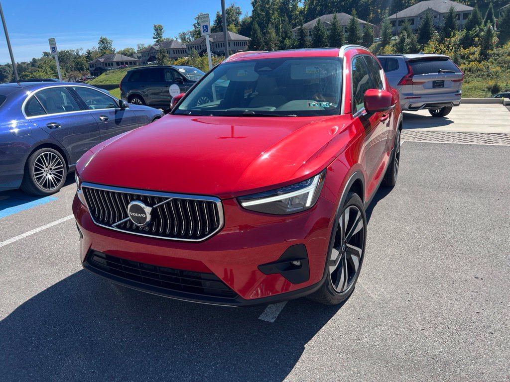 Used 2025 Volvo XC40 B5 Plus w/ Climate Package AWD/4WD image 1