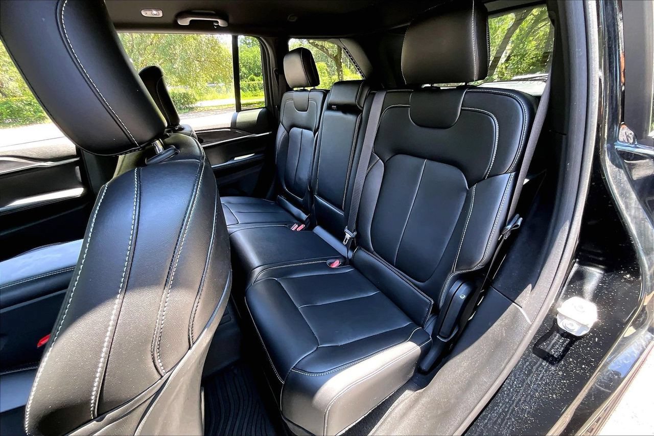 Used 2025 Jeep Grand Cherokee Limited w/ Black Appearance Package RWD image 19
