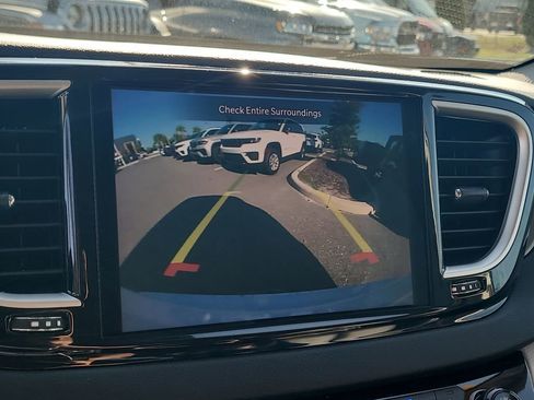 Certified 2024 Chrysler Pacifica Touring-L FWD image 22