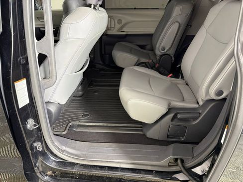 Used 2022 Toyota Sienna XLE FWD image 21