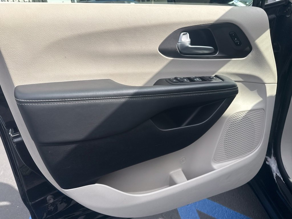 Used 2024 Chrysler Pacifica Touring-L FWD image 14