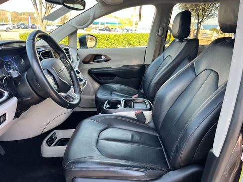 Used 2018 Chrysler Pacifica Touring-L FWD image 13