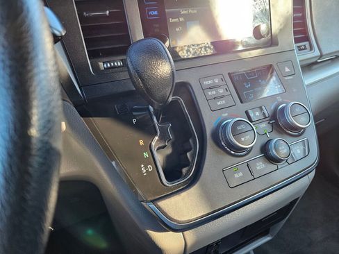 Used 2017 Toyota Sienna LE image 19