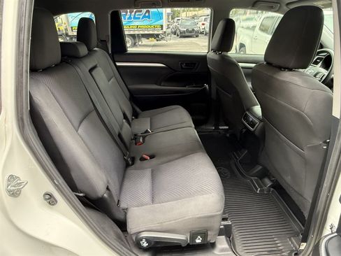 Used 2019 Toyota Highlander LE FWD image 18
