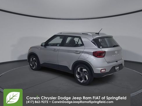 Used 2025 Hyundai Venue SEL FWD image 10