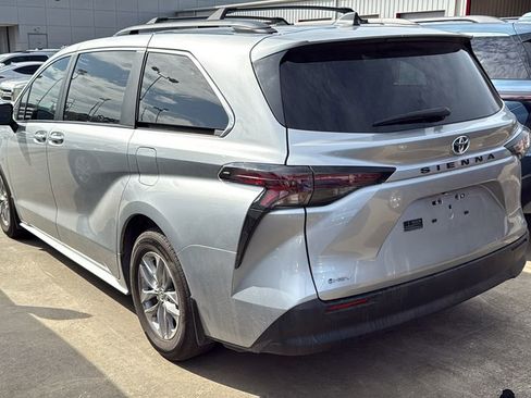 Used 2025 Toyota Sienna LE FWD image 4