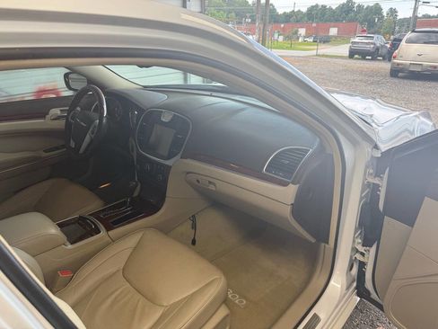 Used 2011 Chrysler 300 C image 15