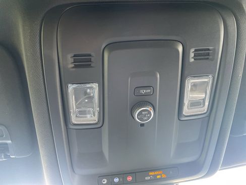 Used 2025 Chevrolet Suburban Z71 image 39